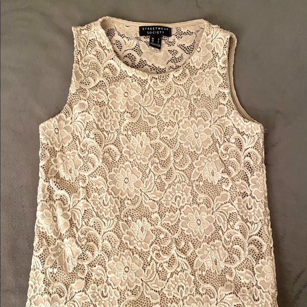 Beautiful lace top - Taupe color - Stretchy material - Slim fitting